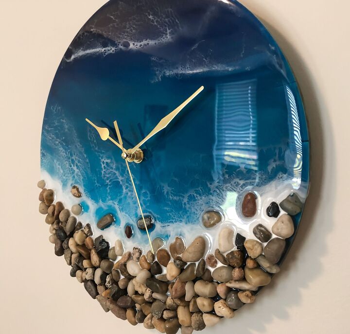 reloj de resina con olas y guijarros