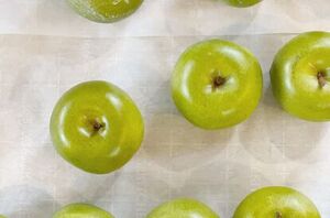 She turned these fake apples into the most gorgeous centerpiece (love it!)