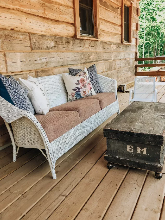 how to paint wicker furniture to give it a new look, white painted wicker couch with cushions and pillows