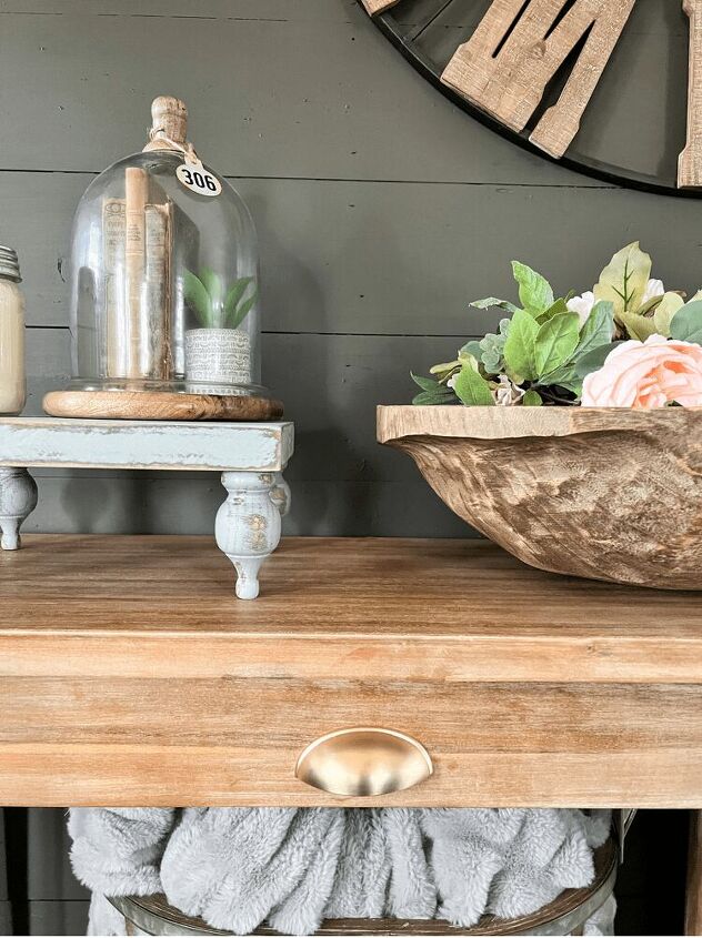 how to add hardware to an entryway table, I just love the gold finish to them