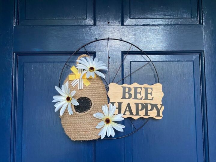 coroa de flores de porta feliz de abelha