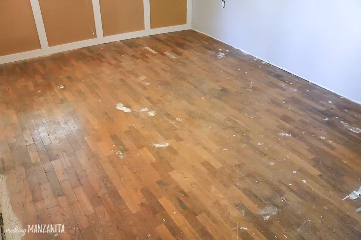 como remover tinta de pisos de madeira molhados ou secos, piso de madeira com manchas de tinta