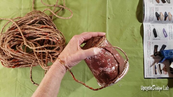sencillo macetero reciclado de cuerda falsa hecho con cuerda de bolsa de plstico