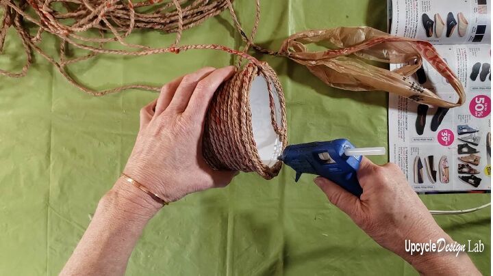 sencillo macetero reciclado de cuerda falsa hecho con cuerda de bolsa de plstico