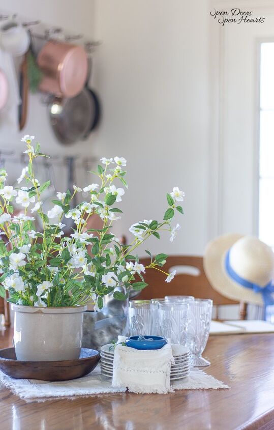 uma paisagem de mesa de pscoa minimalista e bonita com azul e branco