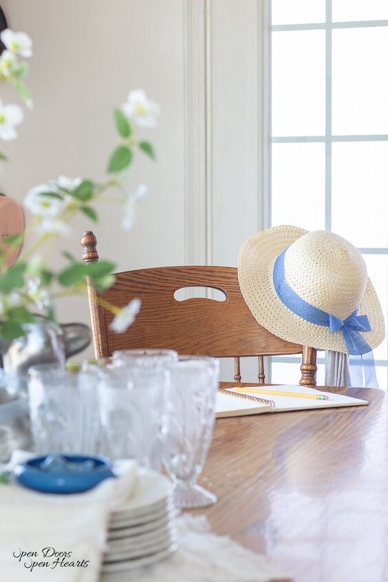 uma paisagem de mesa de pscoa minimalista e bonita com azul e branco