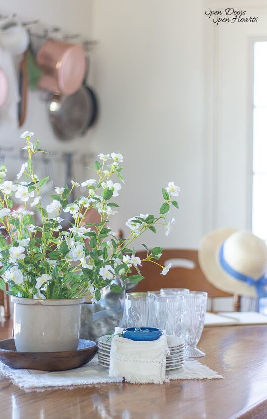 un paisaje de mesa de pascua minimalista y hermoso con azul y blanco