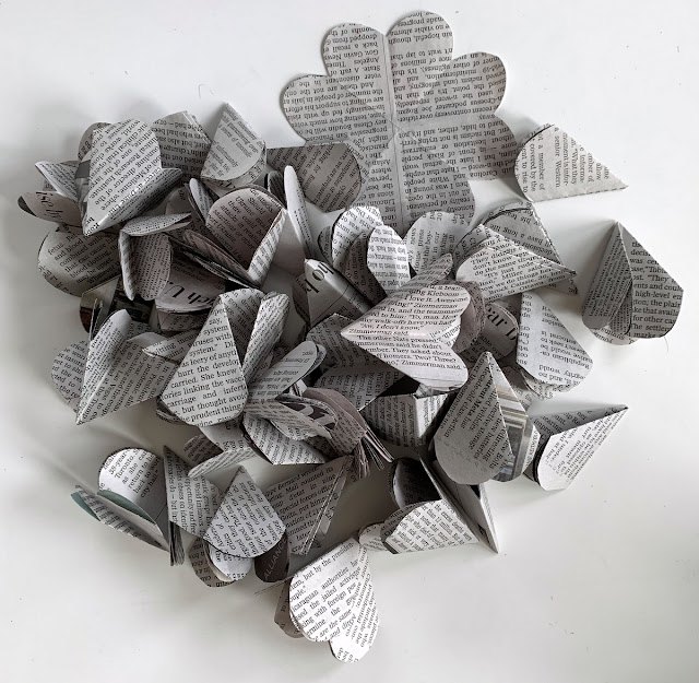 coroa de flores de jornal reciclada