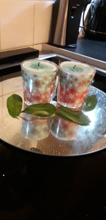 velas de soja con capas de bayas y pino
