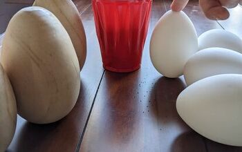  Faça uma decoração de Páscoa usando ovos de plástico e madeira com transfers e apliques
