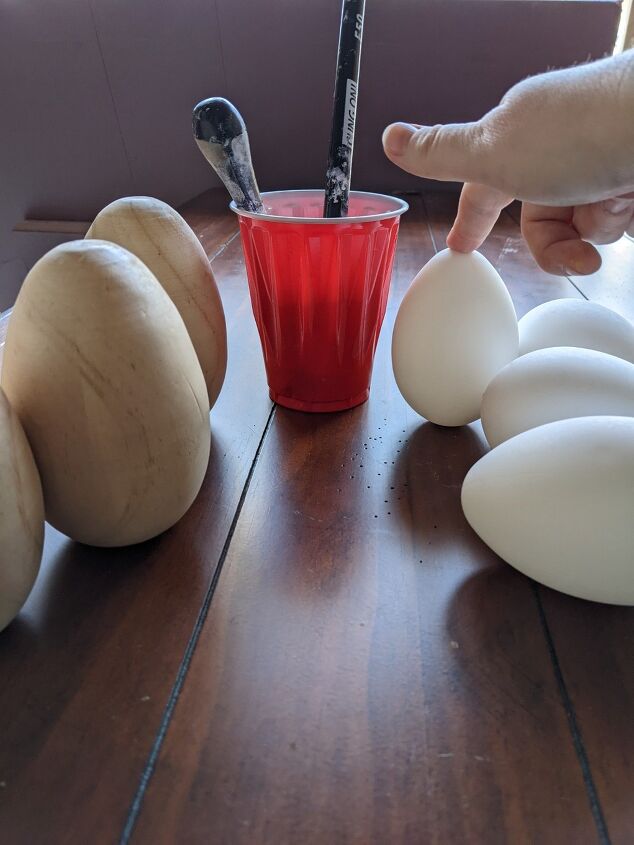 haz una decoracin de pascua usando huevos de plstico y madera con transferencias y