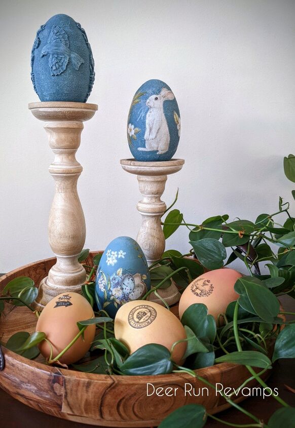 haz una decoracin de pascua usando huevos de plstico y madera con transferencias y