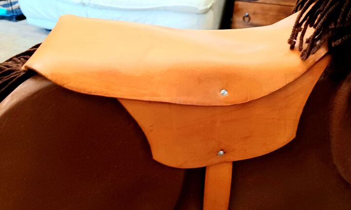 caballo de madera para nios hecho a mano, Primer plano de la silla de montar renovada