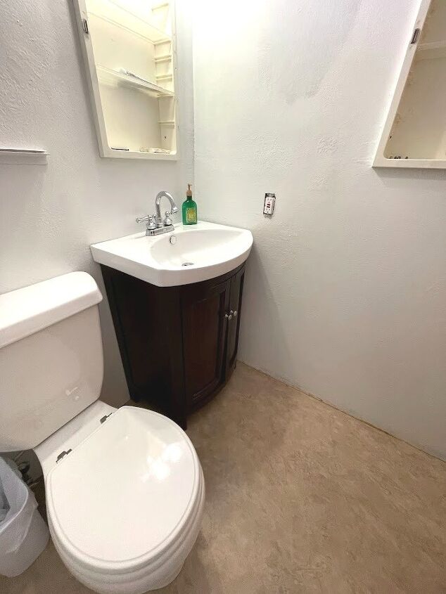 piso de banheiro estampado em preto e branco, o banheiro antes