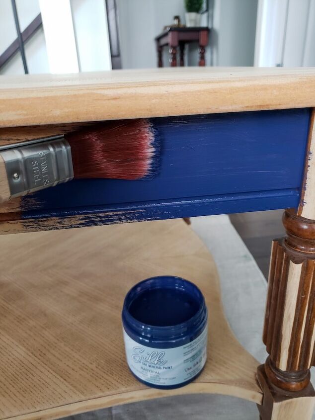 mesa de centro pintada de azul