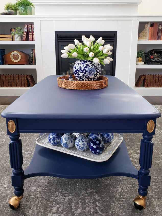 mesa de centro pintada de azul