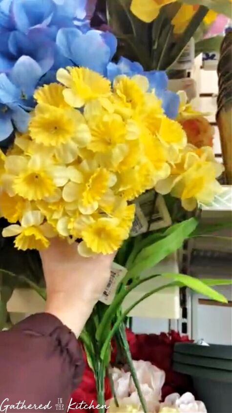 corona de flores azul y amarilla de apoyo a ucrania