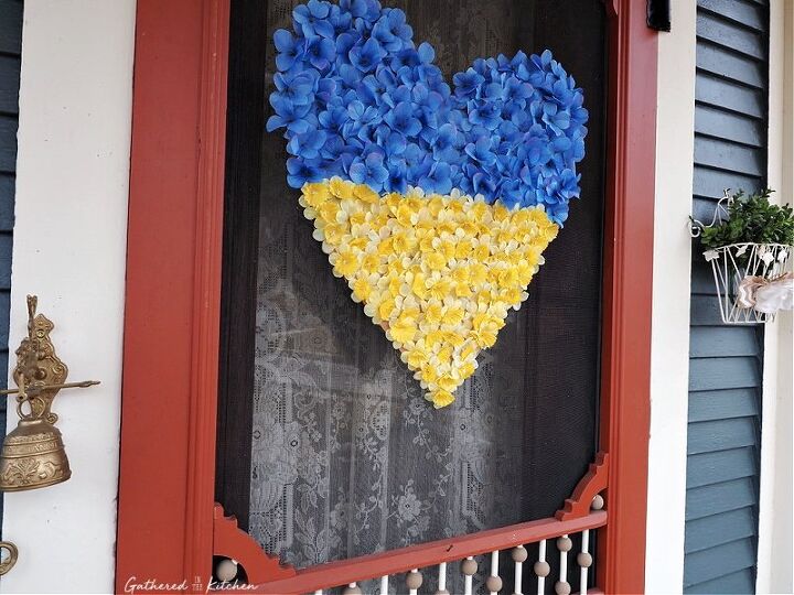 corona de flores azul y amarilla de apoyo a ucrania