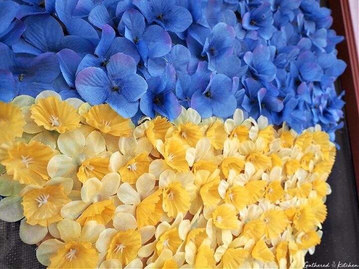 coroa de flores azuis e amarelas em apoio ucrnia