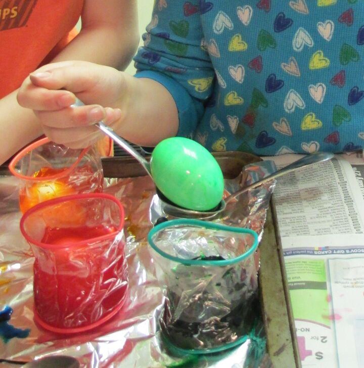 una manera egg cellent de teir los huevos de pascua con las manos de los ms pequeos
