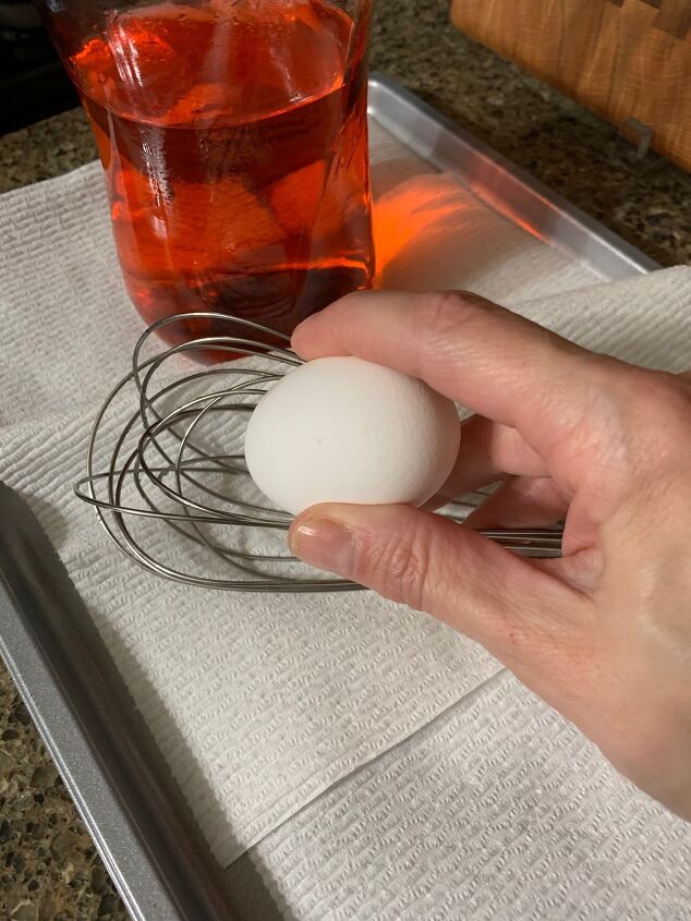 uma maneira egg cellent de tingir ovos de pscoa com as mos dos mais
