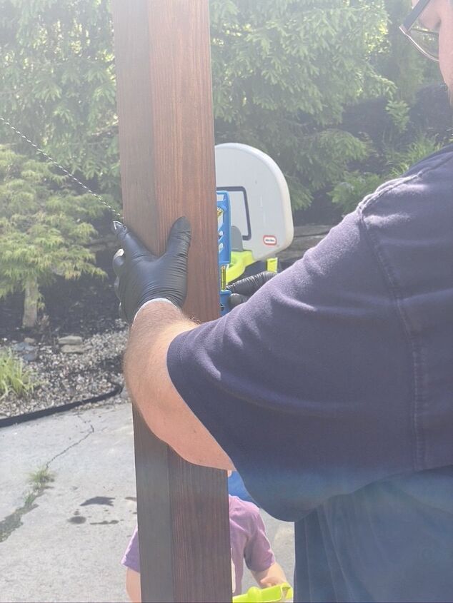 diy string light planters tutorial, Use a level while setting the posts