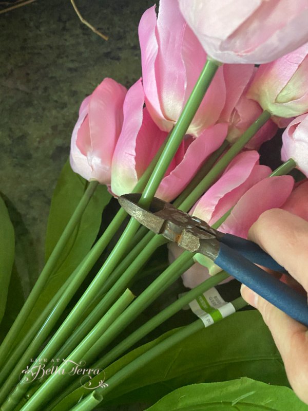 como fazer uma coroa de tulipas, Usar cortadores de fio torna isso mais f cil