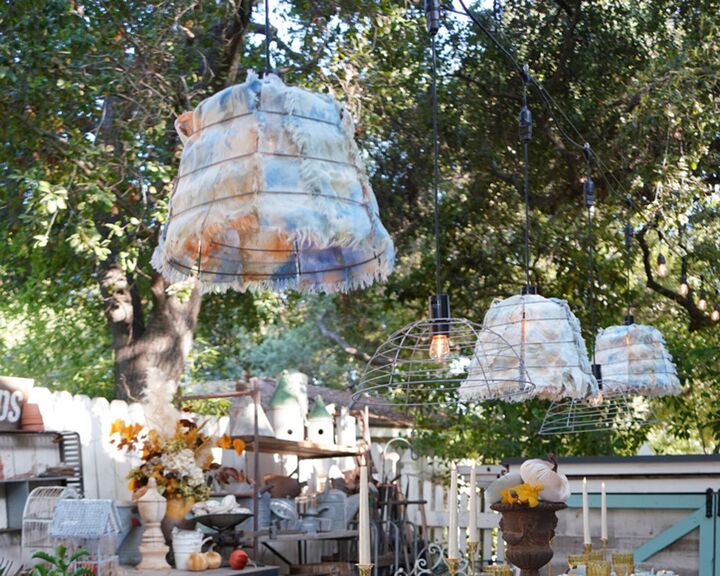 cestas de jardim reaproveitadas se tornam lindas luminrias pendentes ao ar livre