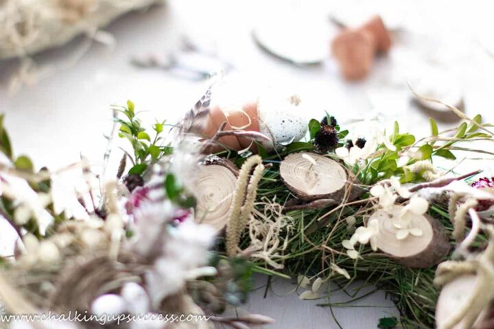 guirlanda de ninho de pssaro com galhos e flores, Mini plantadores e fatias de madeira em uma coroa de ninho de p ssaro