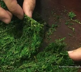 how to make a moss pole, hands peeling moss apart
