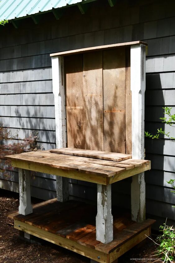 construa um banco de plantador usando madeira de celeiro e colunas de varanda