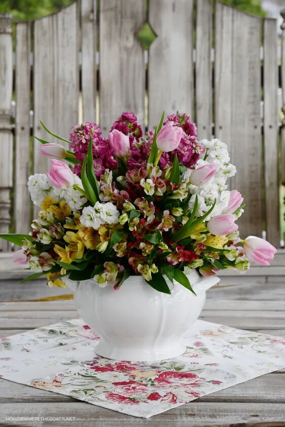 crie um arranjo de flores de primavera com uma ferramenta ecolgica favorita