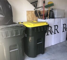 Limpia y organiza las herramientas de jardín desordenadas en tu garaje