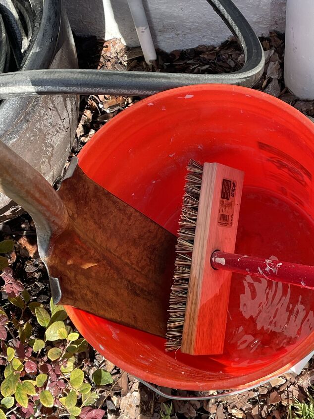 limpe e organize ferramentas de jardim bagunadas em sua garagem