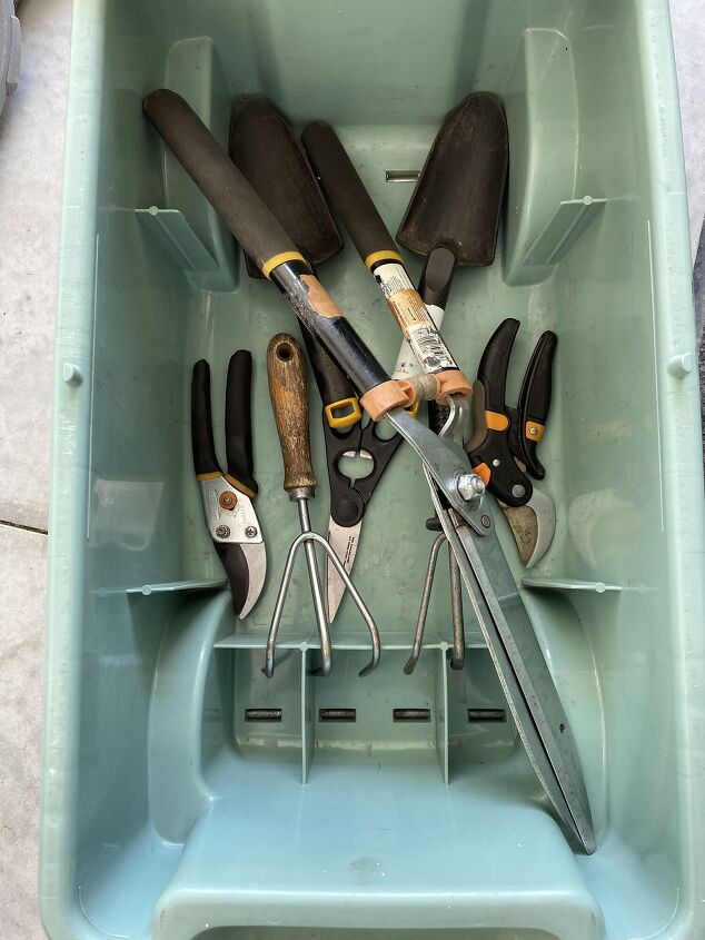 limpe e organize ferramentas de jardim bagunadas em sua garagem