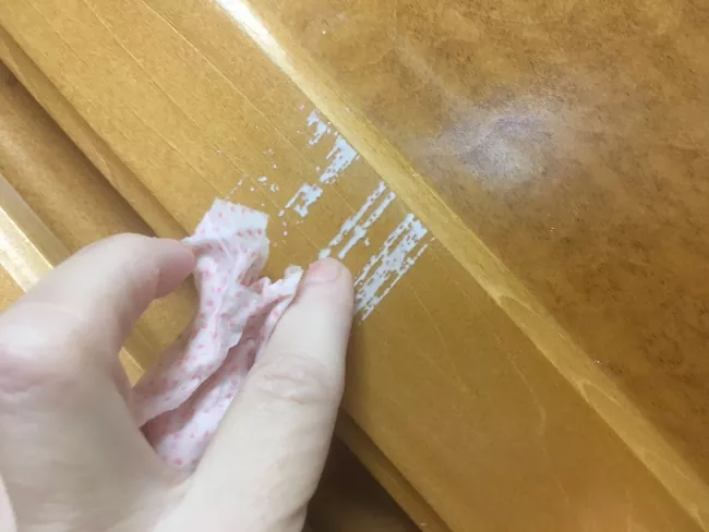 cmo quitar la cinta adhesiva de doble cara pegada en las superficies del hogar, frotar los restos de cinta adhesiva del armario