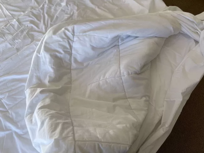 como fazer a cama como em um hotel, capa de edredon branca em len is brancos