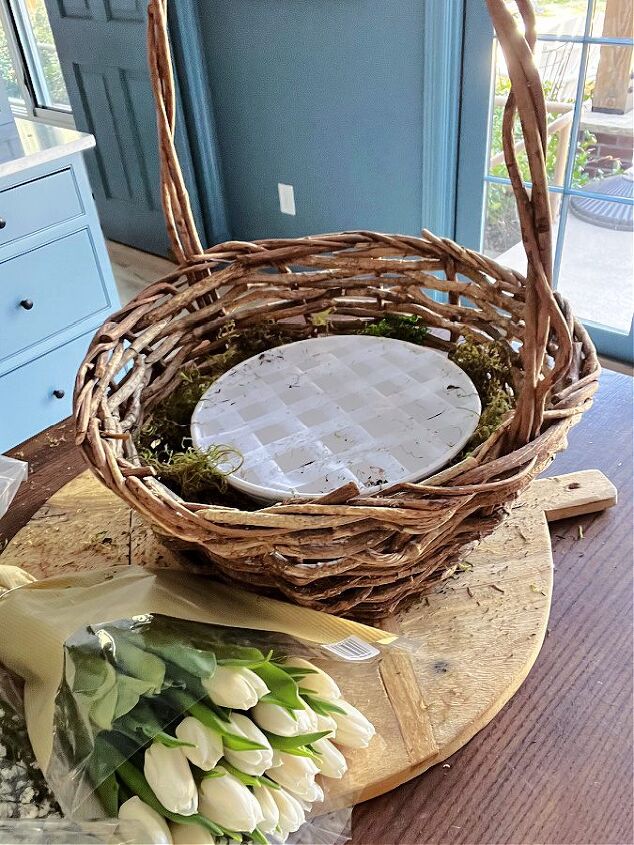 como fazer um arranjo de flores em uma cesta, Coloquei um pouco de musgo ao redor da tigela branca para que n o apare a atrav s da cesta