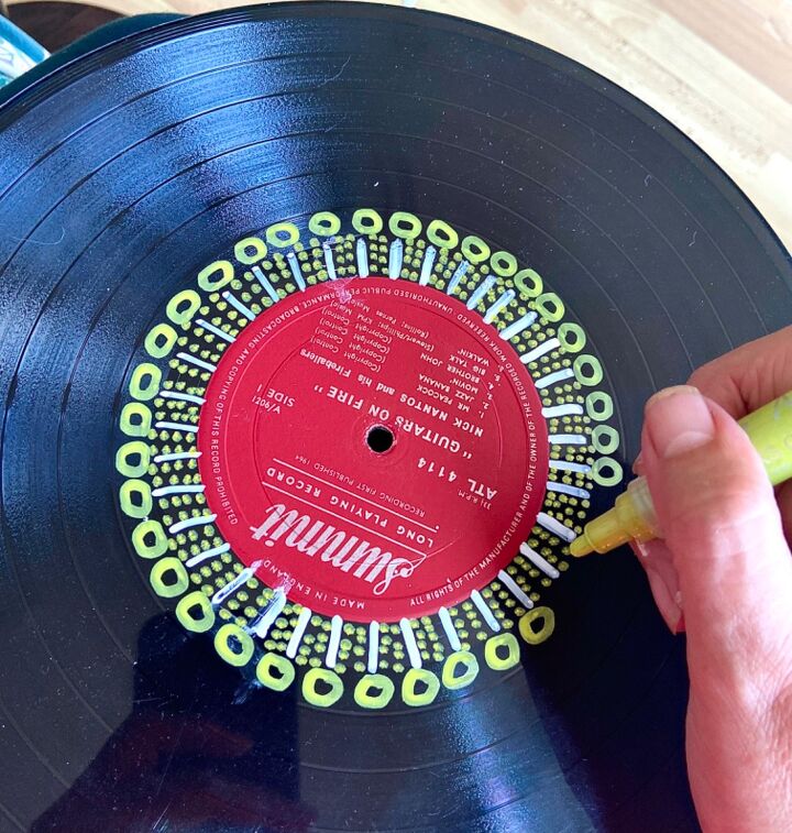 transform a vinyl record into a piece of mindful mandala art, Painting circles