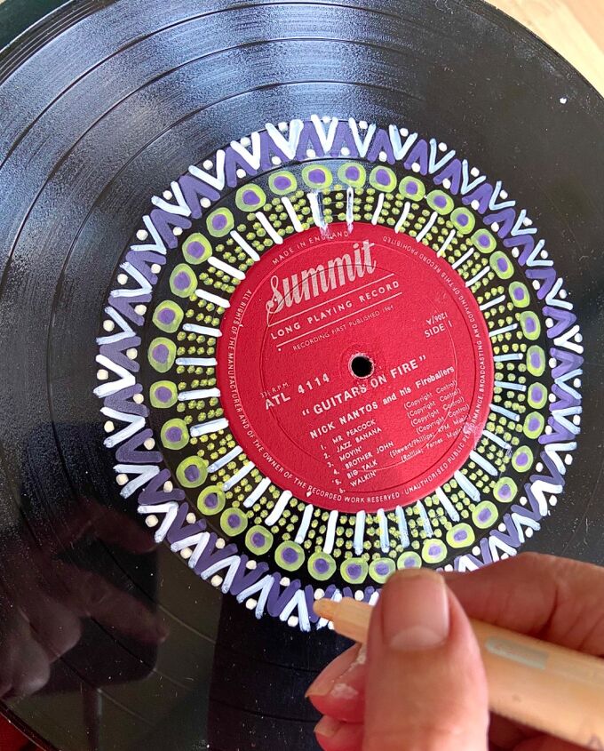 transform a vinyl record into a piece of mindful mandala art, Adding more colours