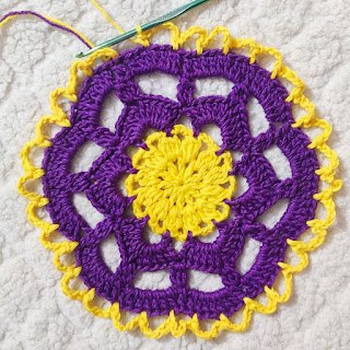 tutorial y patrn gratuito de sunny summer crochet doily