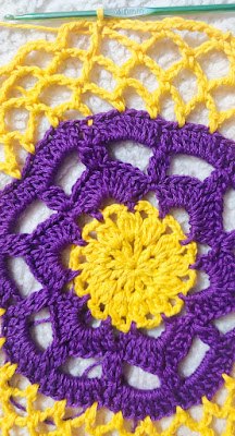 tutorial y patrn gratuito de sunny summer crochet doily