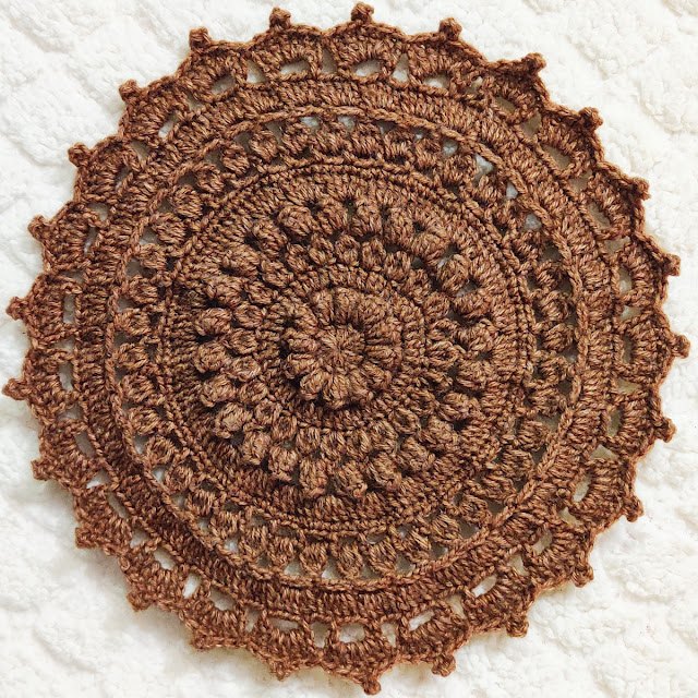 how to make a round textured crochet flower tablemat