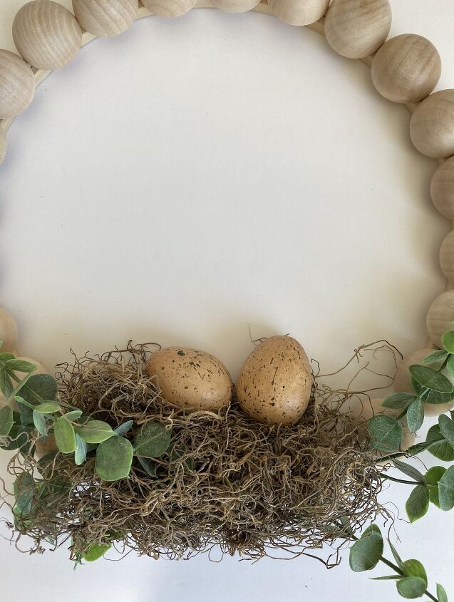 guirnalda de cuentas de madera divididas de primavera, A adiendo huevos a la corona de cuentas de madera partida de primavera