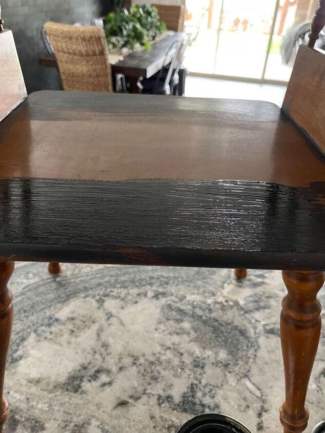 mesa de madeira velha simples para atualizar a mesa apenas com tinta
