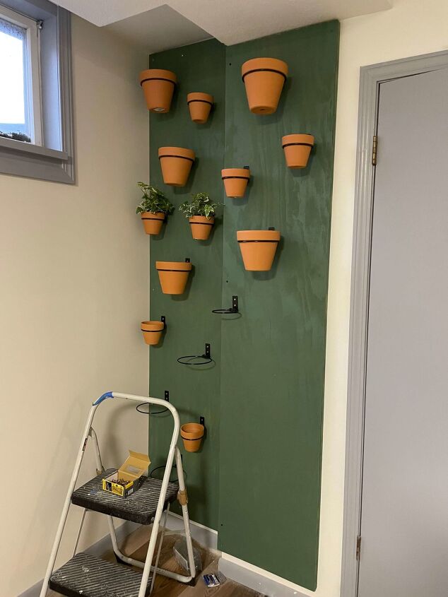 Renter friendly decor: How to make a DIY Indoor Living Plant Wall ...
