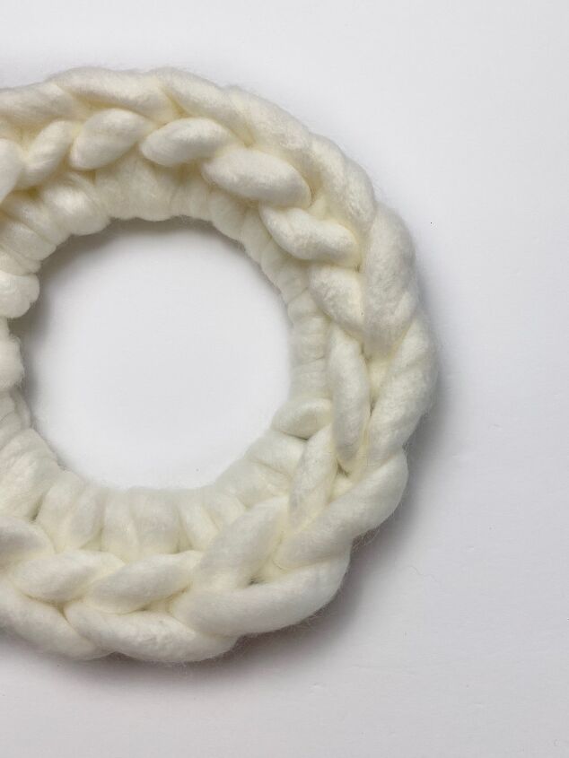 how to finger crochet a chunky roving yarn wreath