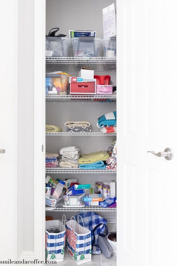 how to easily organize a linen closet