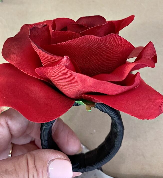 make these red rose napkin rings for your kentucky derby party