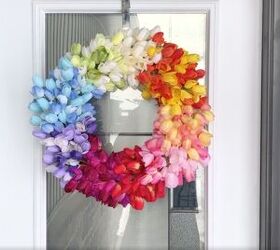 11 diy decoraciones para puertas de san valentn inspiradas en el amor, Guirnalda de tulipanes arco iris